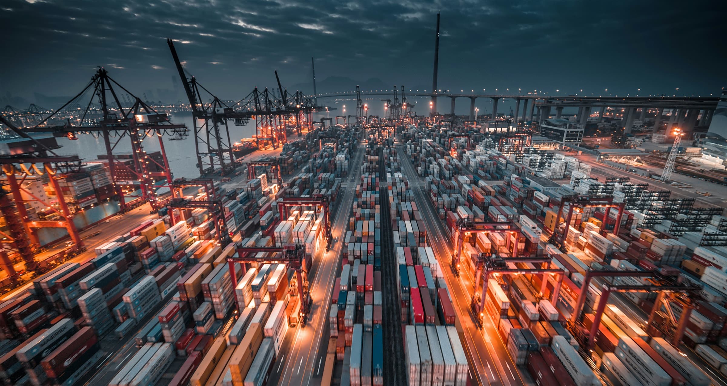 Terminal à conteneurs en activité de nuit